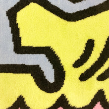 Cargar imagen en el visor de la galería, Alfombra de baño fabricada por Axis con diseño de Keith Haring.
