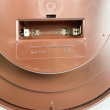 Cargar imagen en el visor de la galería, Reloj de pared 4861 diseño de Dietrich Lubs para Braun, 1982.
