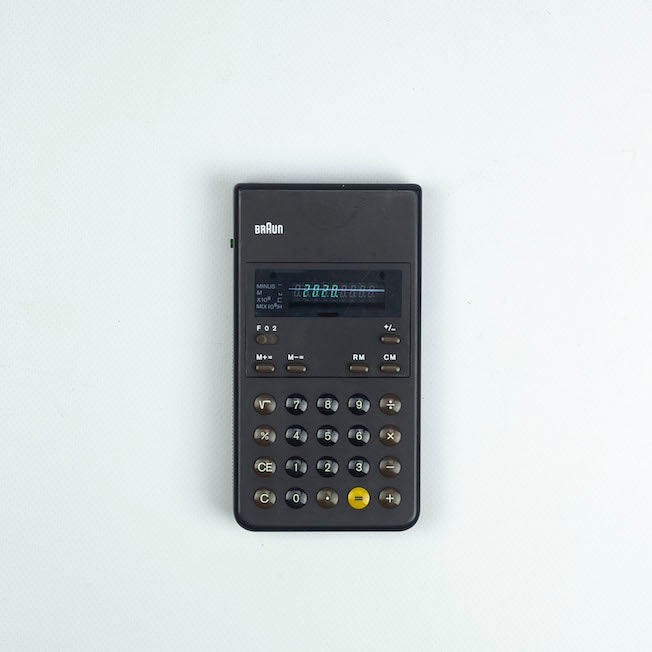 Calculatrice Braun ET 22 conçue par Dieter Rams et Dietrich Lubs en 1976. N° 4955
