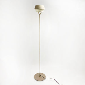 Lámpara de pie Gala de Carpyen, diseño de Gabriel Teixido - falsotecho