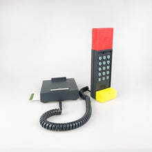 Charger l&#39;image dans la galerie, Téléphone énorme conçu par Ettore Sottsass pour Brondi, 1986.
