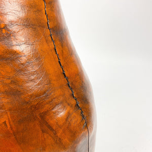 Revistero de cuero Canguro, diseño de Dimitri Omersa para Abercombie & Fich, fabricado en España. - falsotecho