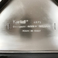 Charger l&#39;image dans la galerie, Paire de chaises 4875, design par Carlo Bartoli pour Kartell, 1974.
