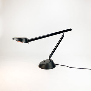 Lámpara Lester diseño de Vico Magistretti para Oluce, 1987.