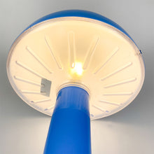 Cargar imagen en el visor de la galería, Lámpara de mesa Skojig de Ikea diseño de Henrik Preutz.
