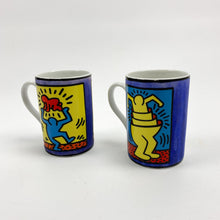 Cargar imagen en el visor de la galería, Pareja de tazas Keith Haring, Konitz, 1990&#39;s - falsotecho
